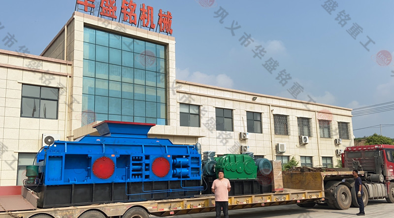 時產(chǎn)300噸數(shù)控對輥破碎機(jī)發(fā)貨現(xiàn)場